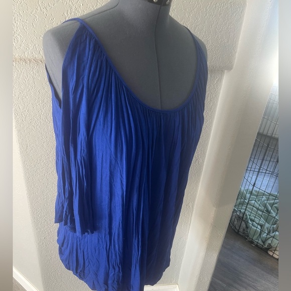 Cold Shoulder Top - Picture 2 of 4